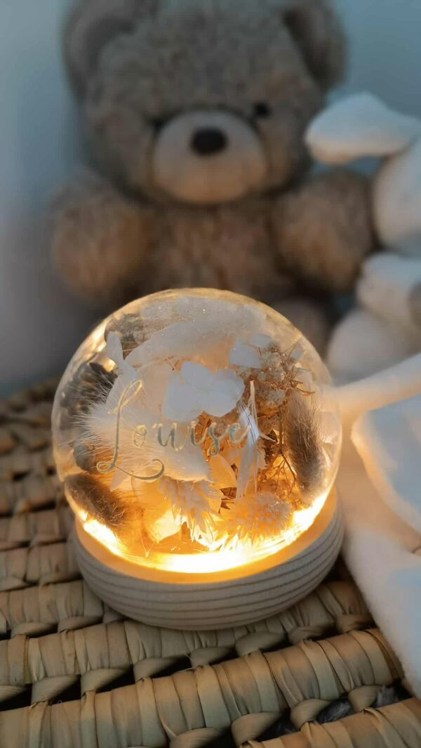 Veilleuse personnalisée, veilleuse en verre, veilleuse prénom enfant, fleurs séchées, décoration chambre enfant, cadeau naissance, lumière douce, veilleuse unique, cadeau personnalisé, veilleuse design.