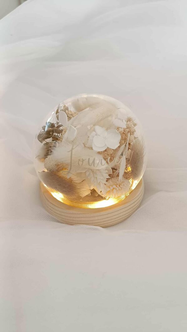 Veilleuse personnalisée, veilleuse en verre, veilleuse prénom enfant, fleurs séchées, décoration chambre enfant, cadeau naissance, lumière douce, veilleuse unique, cadeau personnalisé, veilleuse design.