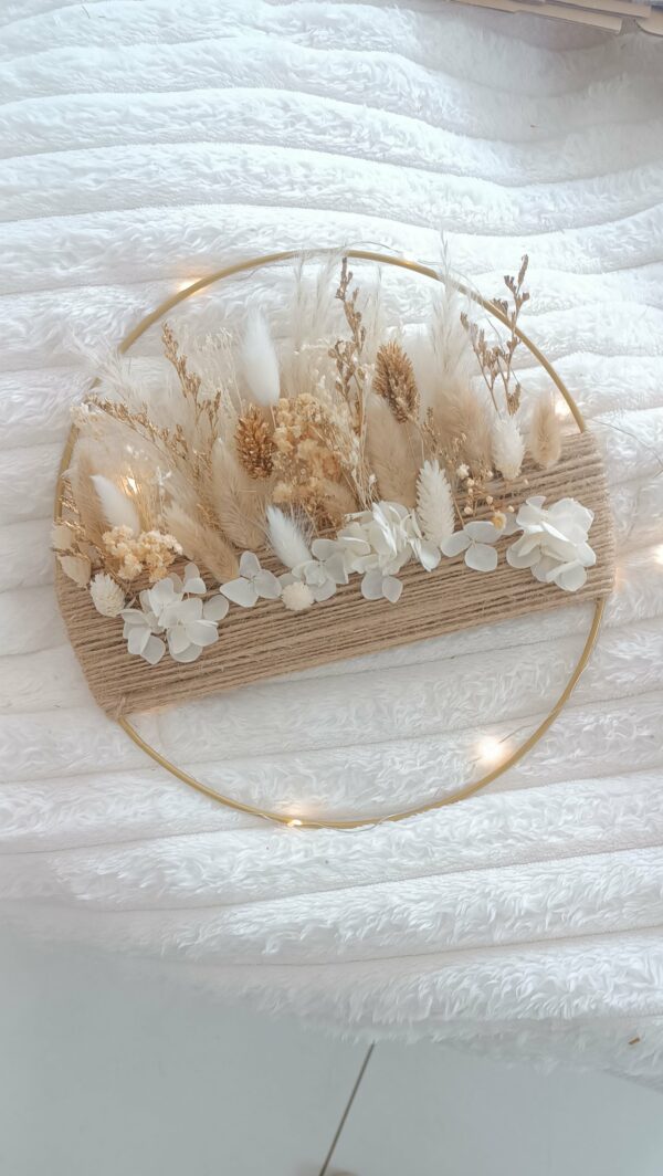 Couronne murale décorative en fleurs séchées blanc et or avec corde – Image 2