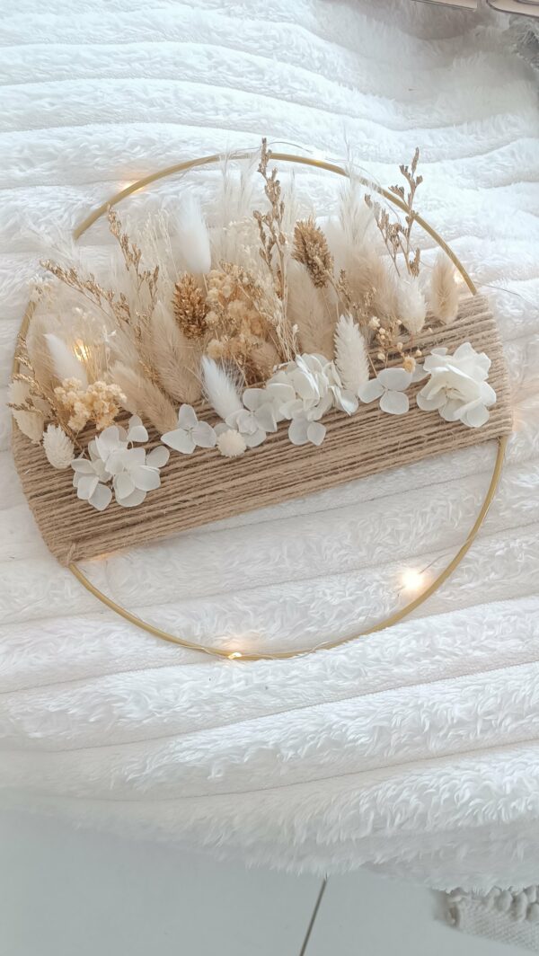Couronne murale décorative en fleurs séchées blanc et or avec corde – Image 6