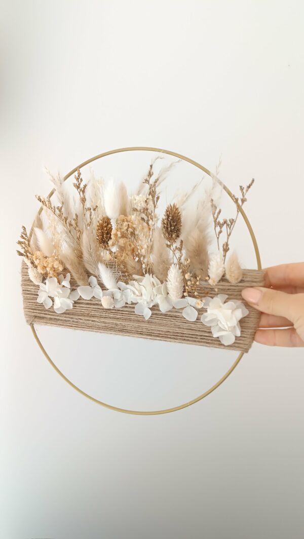 Couronne murale décorative en fleurs séchées blanc et or avec corde – Image 5