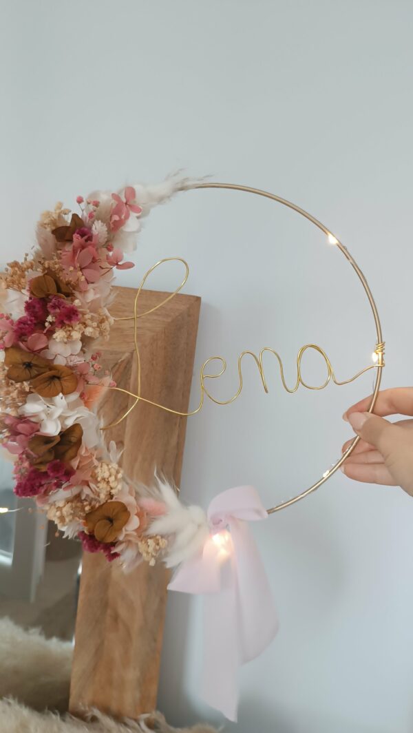 couronne prénom en fleurs séchées à personnaliser avec fil doré – Image 6