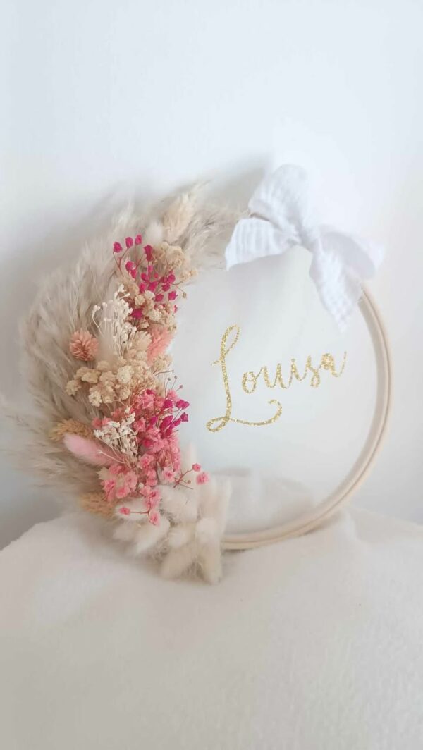 Couronne de fleurs séchées personnalisée avec prénom en fil de fer doré, décoration murale bohème pour chambre de bébé. Cadeau de naissance fait main, idéal pour babyshower, baptême ou Noël. Version lumineuse disponible avec guirlande LED douce. Idéal cadeau de noël pour petite fille ou bébé. Cadeau de naissance personnalisé avec des fleur séchées . Cadeau naissance bébé avec prénom - Décoration pour chambre enfant bohême avec sa lumière douce et tamisée - Couronne en fleur séchées à la main
