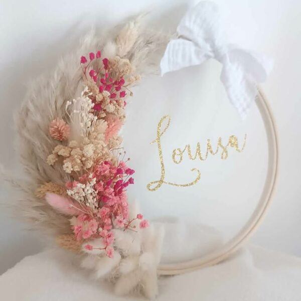 Couronne de fleurs séchées personnalisée avec prénom en fil de fer doré, décoration murale bohème pour chambre de bébé. Cadeau de naissance fait main, idéal pour babyshower, baptême ou Noël. Version lumineuse disponible avec guirlande LED douce. Idéal cadeau de noël pour petite fille ou bébé. Cadeau de naissance personnalisé avec des fleur séchées . Cadeau naissance bébé avec prénom - Décoration pour chambre enfant bohême avec sa lumière douce et tamisée - Couronne en fleur séchées à la main