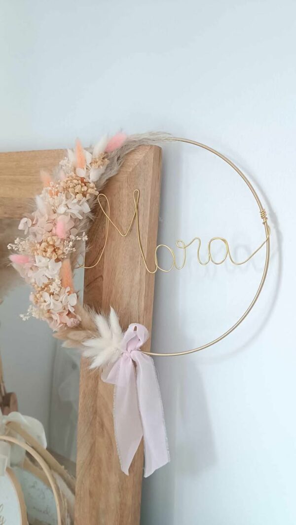 Couronne de fleurs séchées personnalisée avec prénom en fil de fer doré, décoration murale bohème pour chambre de bébé. Cadeau de naissance fait main, idéal pour babyshower, baptême ou Noël. Version lumineuse disponible avec guirlande LED douce. Idéal cadeau de noël pour petite fille ou bébé. Cadeau de naissance personnalisé avec des fleur séchées . Cadeau naissance bébé avec prénom - Décoration pour chambre enfant bohême avec sa lumière douce et tamisée - Couronne en fleur séchées à la main