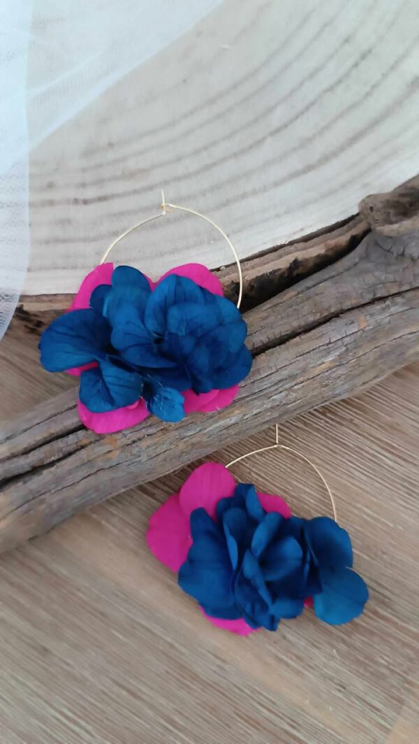boucles d'oreilles en fleurs séchées fuschia et bleu pour offirir. Idéal cadeau de noël pour femme - créole en fleurs séchées