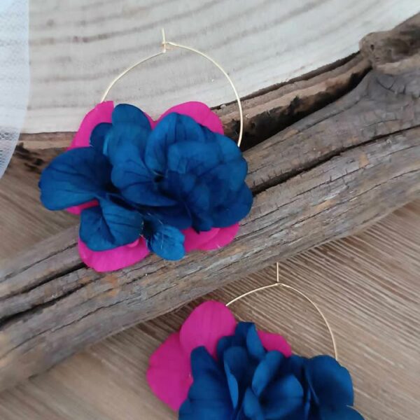 boucles d'oreilles en fleurs séchées fuschia et bleu pour offirir. Idéal cadeau de noël pour femme - créole en fleurs séchées
