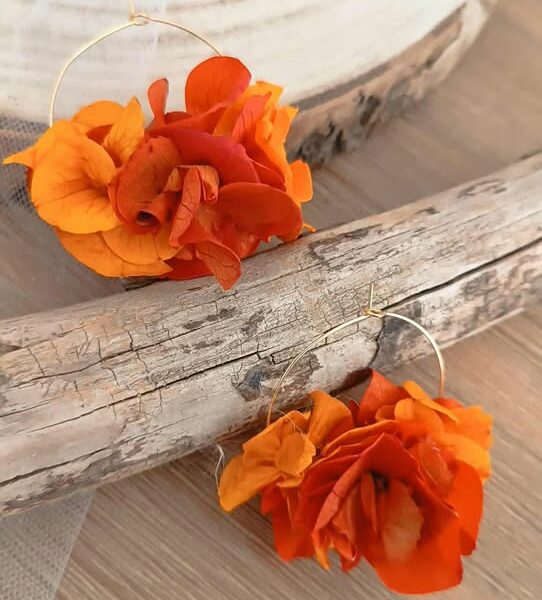 boucle d'oreilles pendantes ou créoles en fleurs séchées. Bijoux femme doré en fleurs séchées orange et jaune - idée cadeau noel