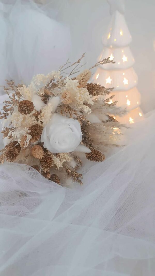 Bouquet de fleurs séchées blanc, beige et doré pour décoration de Noël Centre de table en fleurs séchées naturelles pour les fêtes de fin d’année Bouquet de Noël fait main en fleurs stabilisées et séchées Idée cadeau Noël artisanale : bouquet élégant et durable Décoration de table de fête avec un bouquet en fleurs séchées Bouquet hivernal en fleurs naturelles séchées, tons neutres et dorés Composition florale de Noël blanc et doré pour intérieur chaleureux Bouquet de fleurs séchées pour noël