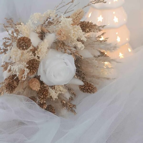 Bouquet de fleurs séchées blanc, beige et doré pour décoration de Noël Centre de table en fleurs séchées naturelles pour les fêtes de fin d’année Bouquet de Noël fait main en fleurs stabilisées et séchées Idée cadeau Noël artisanale : bouquet élégant et durable Décoration de table de fête avec un bouquet en fleurs séchées Bouquet hivernal en fleurs naturelles séchées, tons neutres et dorés Composition florale de Noël blanc et doré pour intérieur chaleureux Bouquet de fleurs séchées pour noël