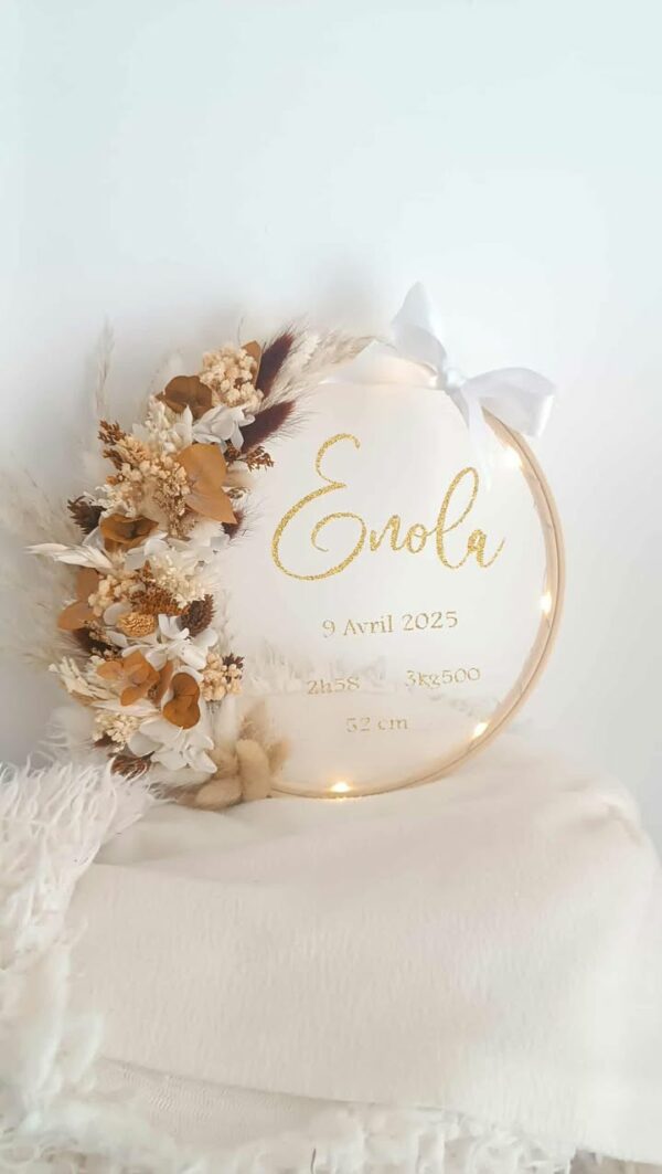 couronne prénom en fleurs séchées personnalisé - idéal cadeau pour naissance ou baptême - cadeau de noël original et bohême - décoration murale chambre enfant lumineuse