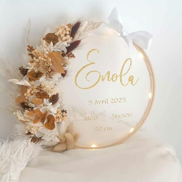 couronne prénom en fleurs séchées personnalisé - idéal cadeau pour naissance ou baptême - cadeau de noël original et bohême - décoration murale chambre enfant lumineuse