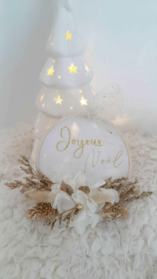 couronne de fleurs séchées avec inscription joyeux noel - ccadeau à offrir pour noel ou pour la bonne année - décoration intérieure pour les périodes festives et de fin d'année - décoration murale blanc et doré pour noel