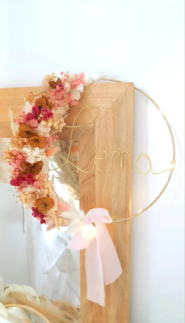 Couronne de fleurs séchées personnalisée avec prénom en fil de fer doré, décoration murale bohème pour chambre de bébé. Cadeau de naissance fait main, idéal pour babyshower, baptême ou Noël. Version lumineuse disponible avec guirlande LED douce. Idéal cadeau de noël pour petite fille ou bébé. Cadeau de naissance personnalisé avec des fleur séchées . Cadeau naissance bébé avec prénom - Décoration pour chambre enfant bohême avec sa lumière douce et tamisée - Couronne en fleur séchées à la main