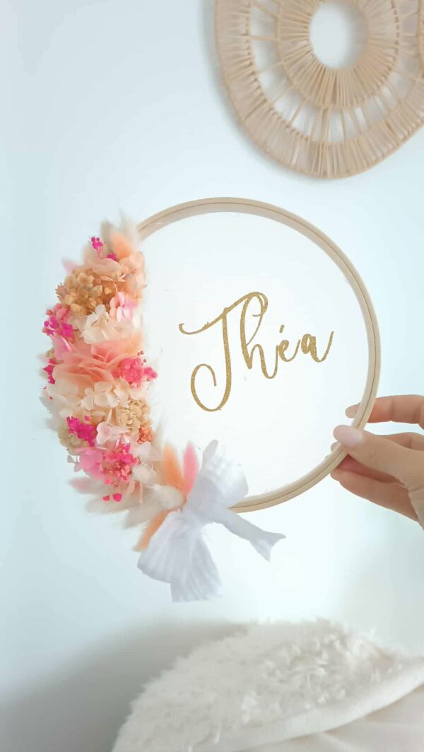 Couronne de fleurs séchées personnalisée avec prénom en fil de fer doré, décoration murale bohème pour chambre de bébé. Cadeau de naissance fait main, idéal pour babyshower, baptême ou Noël. Version lumineuse disponible avec guirlande LED douce. Idéal cadeau de noël pour petite fille ou bébé. Cadeau de naissance personnalisé avec des fleur séchées . Cadeau naissance bébé avec prénom - Décoration pour chambre enfant bohême avec sa lumière douce et tamisée - Couronne en fleur séchées à la main