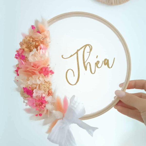 Couronne de fleurs séchées personnalisée avec prénom en fil de fer doré, décoration murale bohème pour chambre de bébé. Cadeau de naissance fait main, idéal pour babyshower, baptême ou Noël. Version lumineuse disponible avec guirlande LED douce. Idéal cadeau de noël pour petite fille ou bébé. Cadeau de naissance personnalisé avec des fleur séchées . Cadeau naissance bébé avec prénom - Décoration pour chambre enfant bohême avec sa lumière douce et tamisée - Couronne en fleur séchées à la main