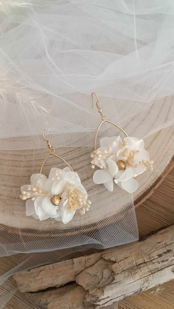 Boucles d’oreilles créoles dorées en acier inoxydable ornées de fleurs séchées blanches et rose, création artisanale faite main. Boucles d’oreilles créoles rosé en acier inoxydable décorées de fleurs séchées blanches et roses, bijou fait main au style naturel et élégant. bijoux femme en fleur séchées, cadeau noël femme, idée cadeau bijoux femme bohême et poétique, créoles pendantes blanches et doré en fleurs séchées. Boucle d'oreilles à offrir. Boucles d'oreilles créoles pour mariage ou évènement. Cadeau fête des mamans, idée cadeau fait main fête des grands mères - Boucles d’oreilles pendantes rose en fleurs séchées blanches, création artisanale. Bijoux à offrir naturelle et poétique, création artisanale , boucles d'oreilles femme goutte d'eau en fleurs séchées