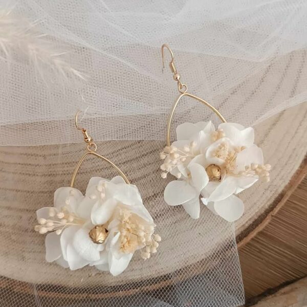 Boucles d’oreilles créoles dorées en acier inoxydable ornées de fleurs séchées blanches et rose, création artisanale faite main. Boucles d’oreilles créoles rosé en acier inoxydable décorées de fleurs séchées blanches et roses, bijou fait main au style naturel et élégant. bijoux femme en fleur séchées, cadeau noël femme, idée cadeau bijoux femme bohême et poétique, créoles pendantes blanches et doré en fleurs séchées. Boucle d'oreilles à offrir. Boucles d'oreilles créoles pour mariage ou évènement. Cadeau fête des mamans, idée cadeau fait main fête des grands mères - Boucles d’oreilles pendantes rose en fleurs séchées blanches, création artisanale. Bijoux à offrir naturelle et poétique, création artisanale , boucles d'oreilles femme goutte d'eau en fleurs séchées