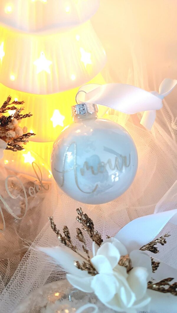 Boule de Noël en verre personnalisée avec prénom, remplie de fleurs séchées naturelles et décorée sur le dessus, idéale pour embellir le sapin et apporter une touche festive et élégante. Décoration de sapin de Noël originale, boule personnalisée en verre avec prénom gravé, contenant des fleurs séchées colorées, parfaite pour une ambiance chaleureuse et authentique. Boule de Noël artisanale en verre, personnalisable avec prénom, garnie de fleurs séchées à l’intérieur, un ornement raffiné pour sapin de Noël et décoration festive de fin d’année. Boue de noël pour mon 1er noël, joyeux noël , belles fêtes de fin d'année, cadeau à personnaliser, idée cadeau fait main à personnaliser avec prénom ou meesage. Ornement de Noël en verre transparent, boule personnalisée avec prénom et fleurs séchées, une décoration unique et naturelle pour sapin de Noël traditionnel ou moderne. Merry Christmas