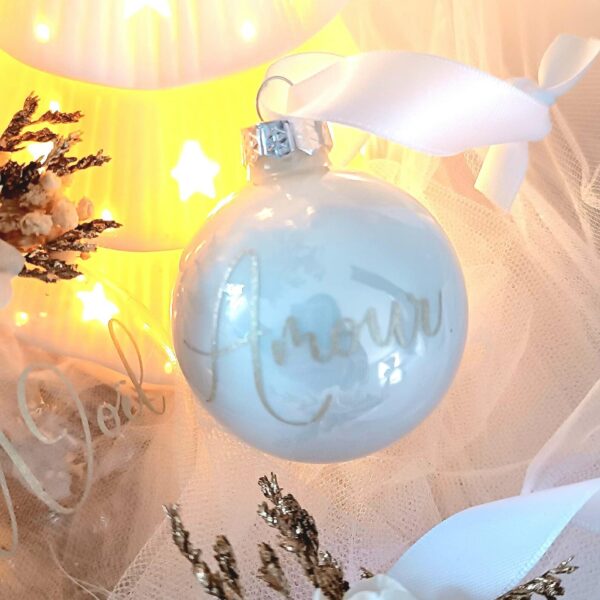Boule de Noël en verre personnalisée avec prénom, remplie de fleurs séchées naturelles et décorée sur le dessus, idéale pour embellir le sapin et apporter une touche festive et élégante. Décoration de sapin de Noël originale, boule personnalisée en verre avec prénom gravé, contenant des fleurs séchées colorées, parfaite pour une ambiance chaleureuse et authentique. Boule de Noël artisanale en verre, personnalisable avec prénom, garnie de fleurs séchées à l’intérieur, un ornement raffiné pour sapin de Noël et décoration festive de fin d’année. Boue de noël pour mon 1er noël, joyeux noël , belles fêtes de fin d'année, cadeau à personnaliser, idée cadeau fait main à personnaliser avec prénom ou meesage. Ornement de Noël en verre transparent, boule personnalisée avec prénom et fleurs séchées, une décoration unique et naturelle pour sapin de Noël traditionnel ou moderne. Merry Christmas