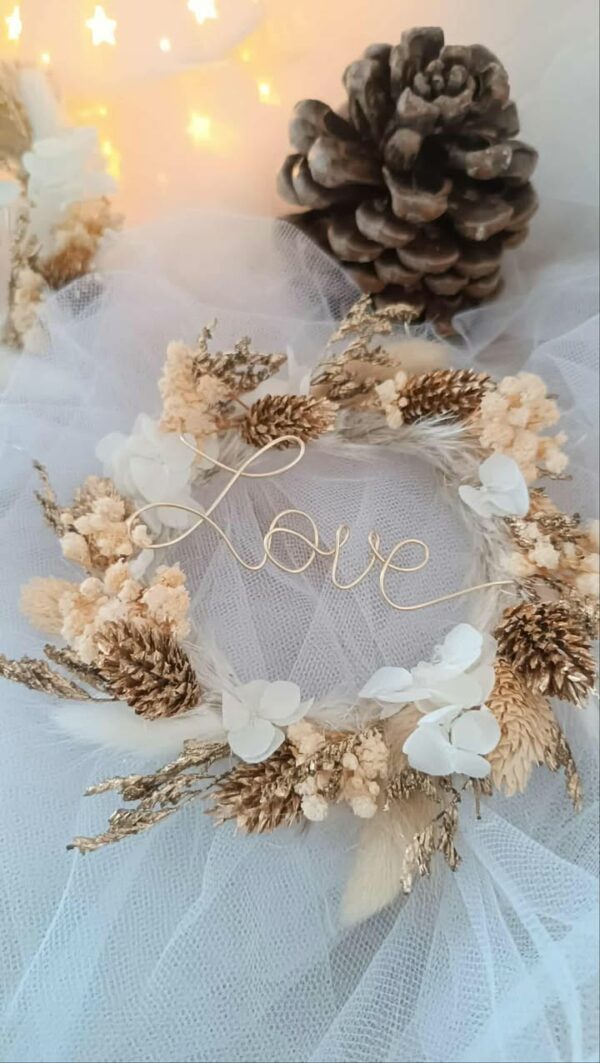 J’aime imaginer vos petites mains accrocher cette boule au sapin, pendant que les lumières se reflètent dans le verre et que la magie de Noël enveloppe la pièce. Pourquoi choisir une boule de Noël en fleurs séchées ? Mes créations portent en elles la chaleur du fait main et le côté unique des fleurs séchées de pampa. Naturelle & authentique : chaque fleur séchée de pampa garde la mémoire de la saison qui l’a vue éclore 100 % artisanale et française : chaque détail est façonné dans mon atelier Un cadeau rempli d’émotion : offrir une boule personnalisée, c’est offrir un souvenir qui traverse le temps Durable & intemporelle : les fleurs séchées gardent leur éclat, année après année Détails de la boule de Noël personnalisée Matière : fleur séchées et stabilisées de pampa Dimension : 10 cm de diamètre Contour  : fleurs séchées naturelles pampa Personnalisation : prénom ou mot doux Fabrication : artisanale, faite avec amour dans mon atelier Comment commander votre boule de Noël en fleurs séchées ? 2. Indiquez le prénom ou le mot que je graverai 3. Validez votre commande, et je crée pour vous, à la main, une décoration unique Une création à suspendre, qui transmet une émotion éternelle Chaque boule des Rêves de Louise est une invitation à rêver. Elle n’orne pas seulement un sapin : elle capture un instant, une tendresse, une magie à partager.