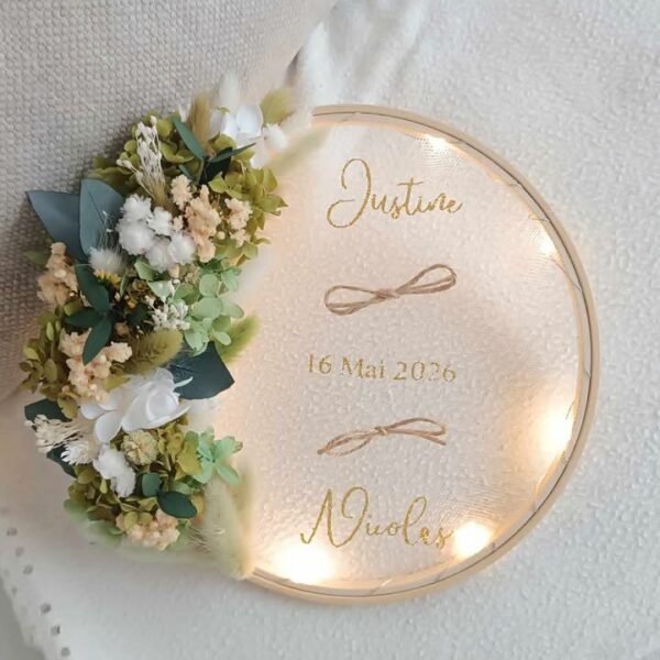 porte alliance mariage vert eucalyptus et vert sauge. Personnalisé avec prénom mariage en fleurs séchéess