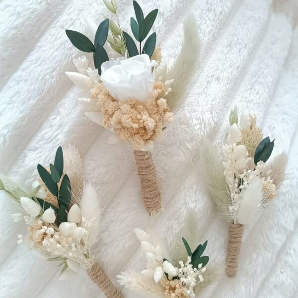Boutonnière homme en fleurs séchées blanc eucalyptus avec rose éternelle pour mariage