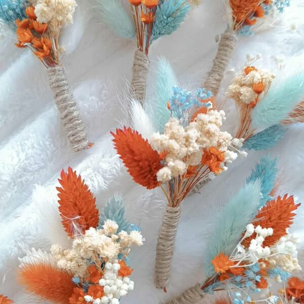Boutonnière homme marié et témoin en fleurs séchées pour mariage orange et bleu