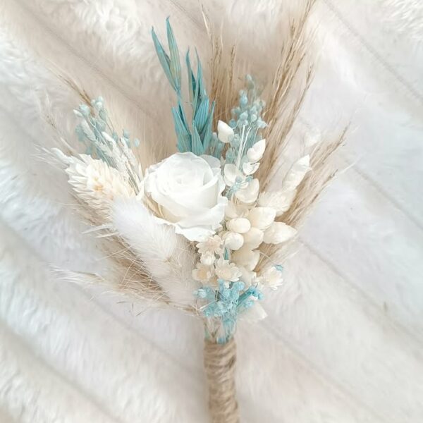 Boutonnière homme en fleurs séchées bleu avec rose éternelle pour mariage