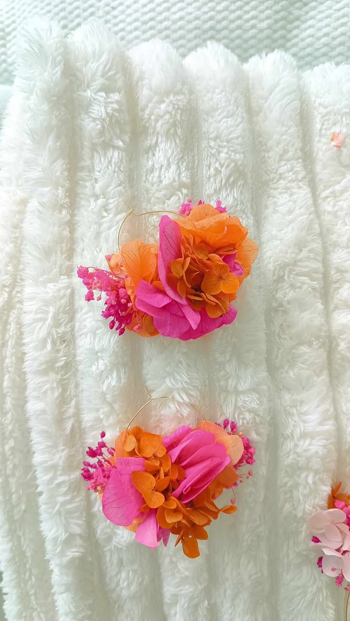 boucles d'oreille en fleur séchées pour mariage rose et orange