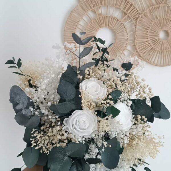 bouquet de fleurs de mariée en fleurs séchées champêtre et bohême avec roses éternelles