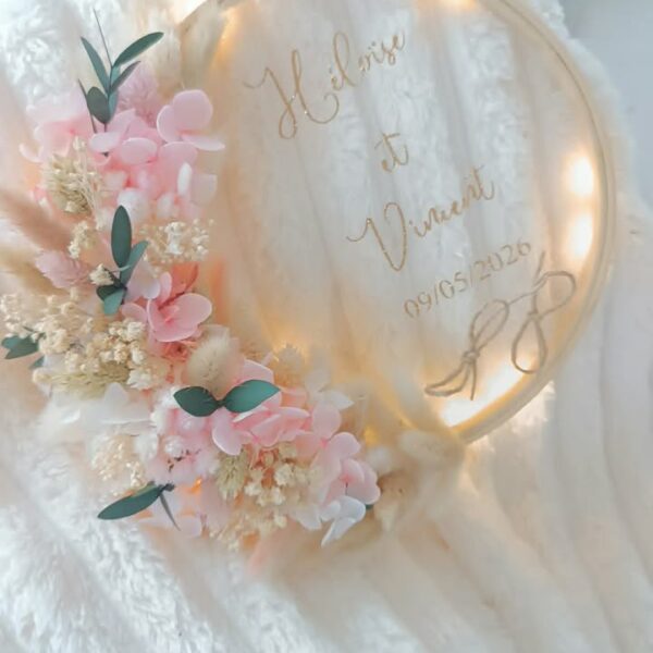 porte alliance de mariée en fleurs séchées champêtre et bohême avec roses éternelles