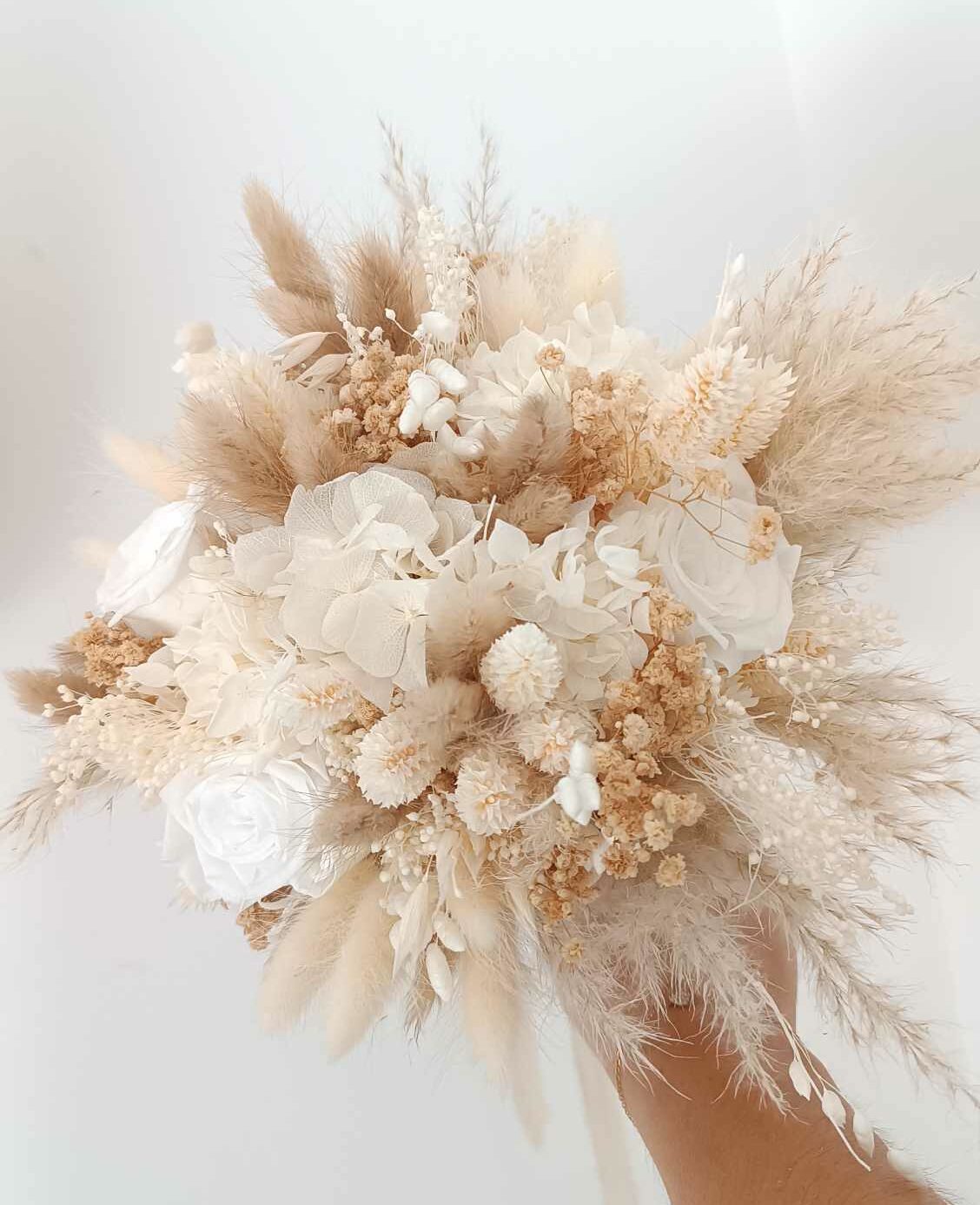 décoration de mariage bohême avec fleurs séchées