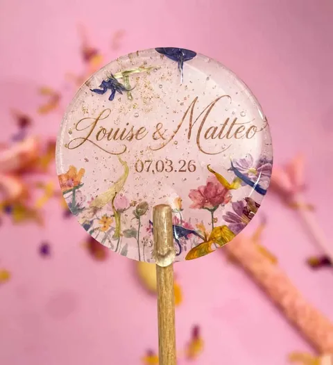sucette avec fleurs séchées à l'intérieur et personnalisé aux prénom des mariées...animations mariage