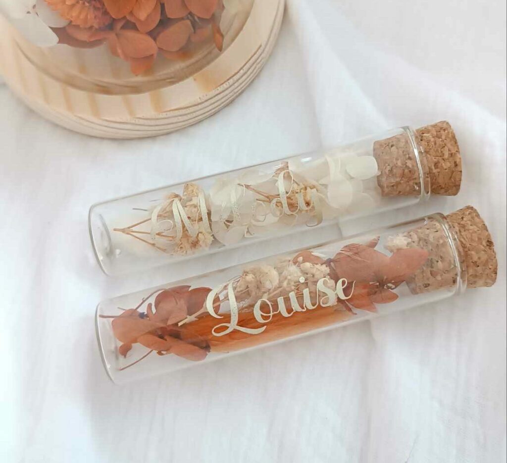 fiole en verre avec prénom invité pour plan de table mariage
