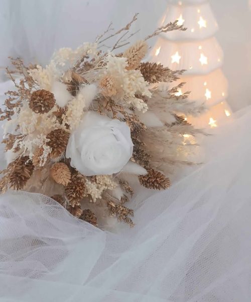Bouquet de fleurs séchées blanc, beige et doré pour décoration de Noël Centre de table en fleurs séchées naturelles pour les fêtes de fin d’année Bouquet de Noël fait main en fleurs stabilisées et séchées Idée cadeau Noël artisanale : bouquet élégant et durable Décoration de table de fête avec un bouquet en fleurs séchées Bouquet hivernal en fleurs naturelles séchées, tons neutres et dorés Composition florale de Noël blanc et doré pour intérieur chaleureux Bouquet de fleurs séchées pour noël